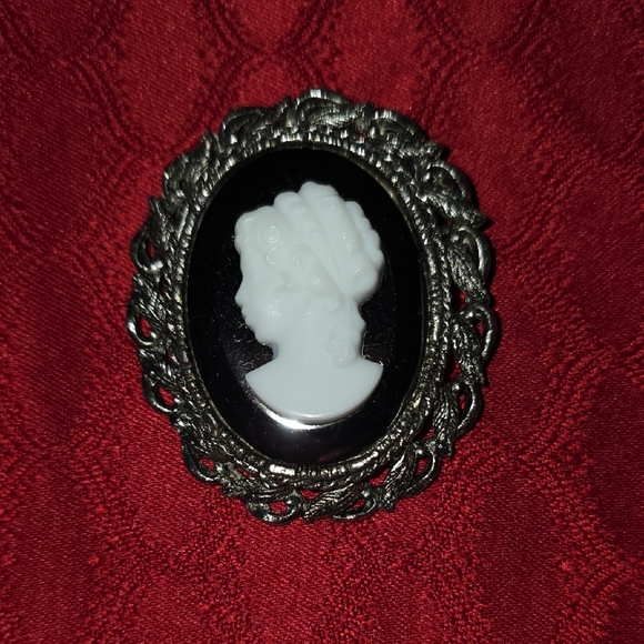 Vintage-Inspired Silver and White Cameo Brooch - Picture 2 of 8
